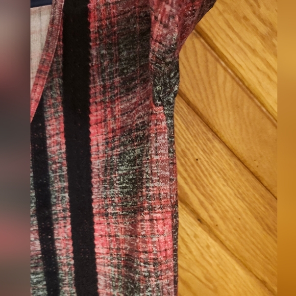 Maurices red and black plaid henley peplum XS vneck long sleeved top - Picture 9 of 10